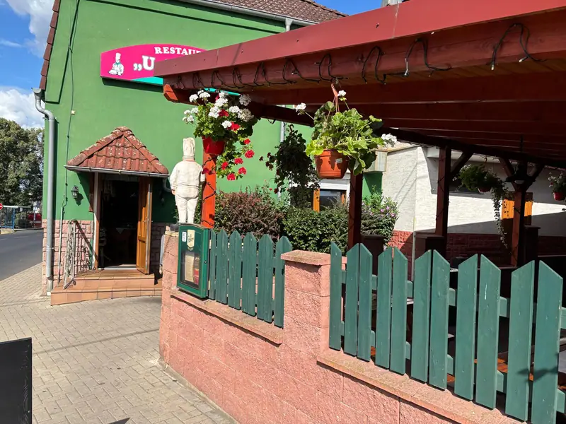 Vstup na venkovní terasu s květinovou výzdobou