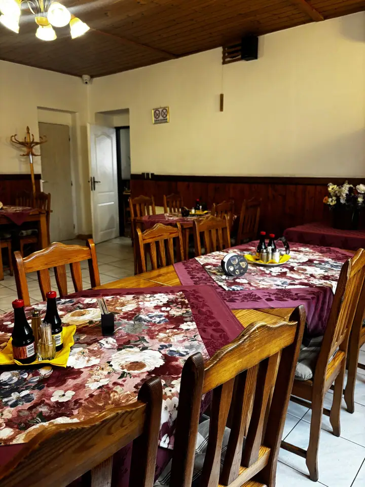 Interiér jídelny s dřevěným nábytkem