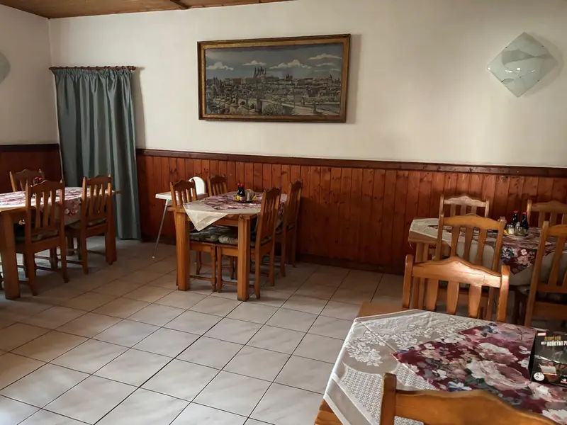 Jídelna s obrazem Prahy a prostřenými stoly