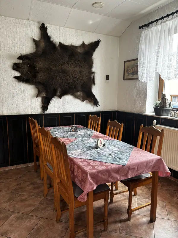 Stůl pod kancem v restauraci