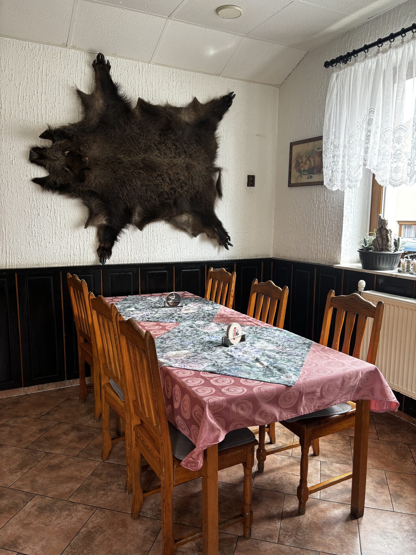 Stůl pod kancem v restauraci