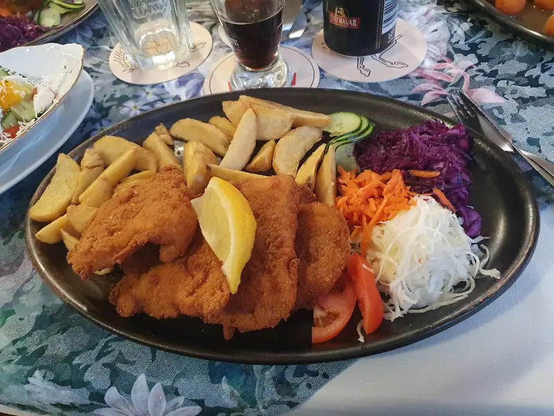 Smažený kuřecí řízek s hranolky