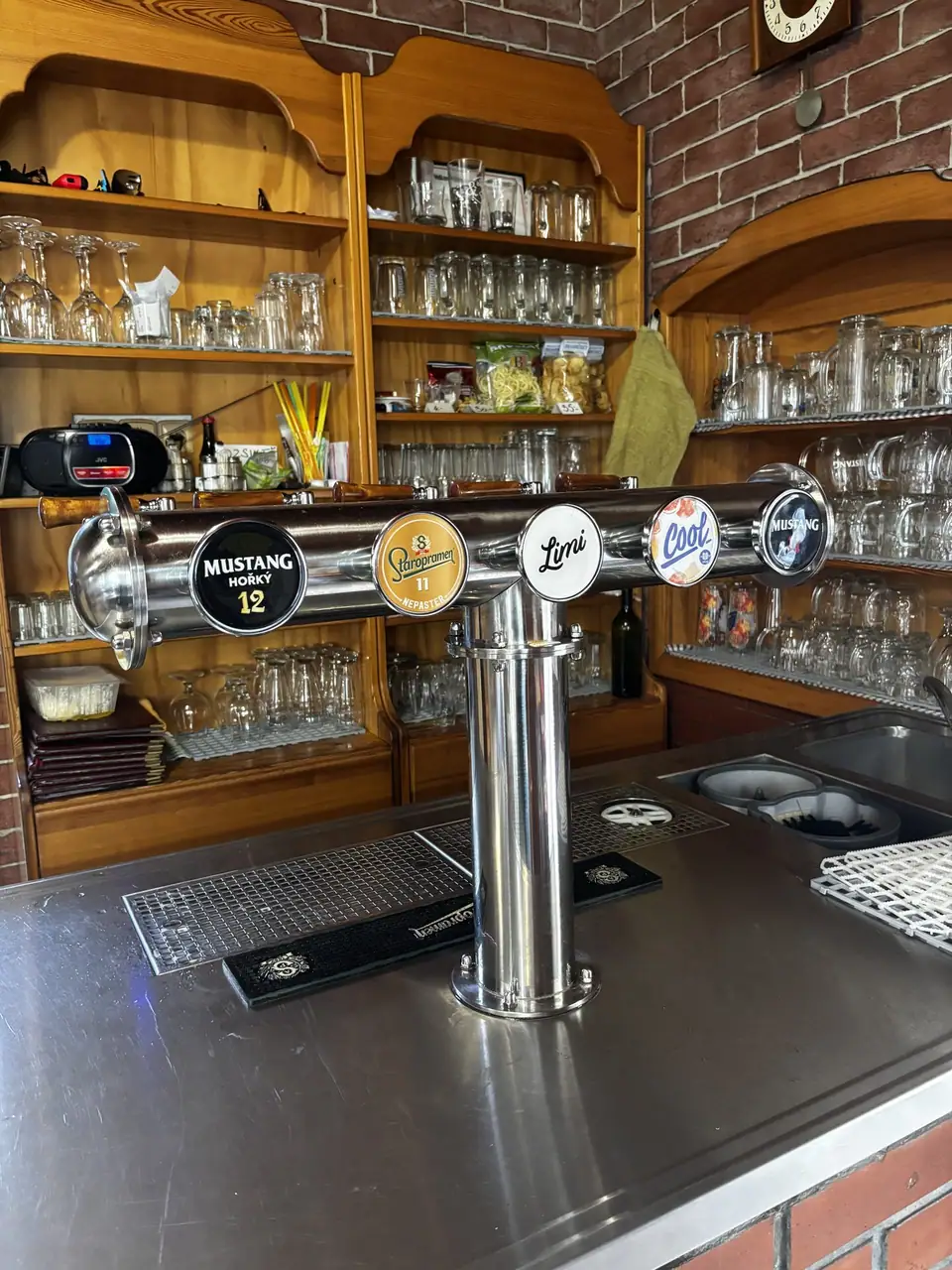 Pípa s pivem Mustang a Staropramen