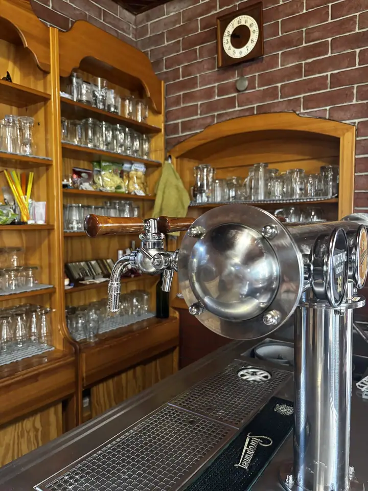Bar s pípou a regály se sklem